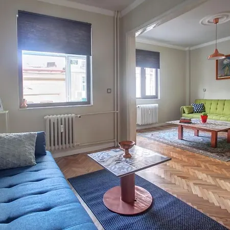 Center, Shishman Street Bijou Apartment *